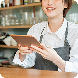 笑顔で接客をする女性