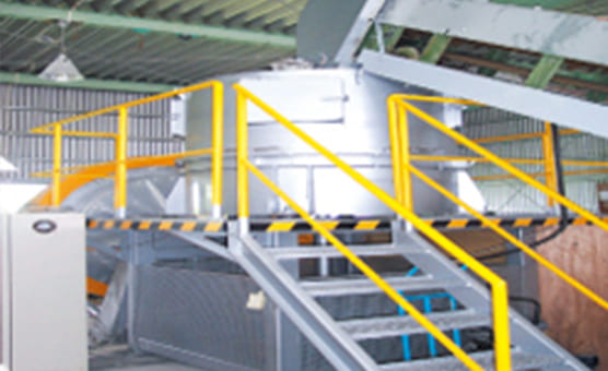 破砕機でカレット状に